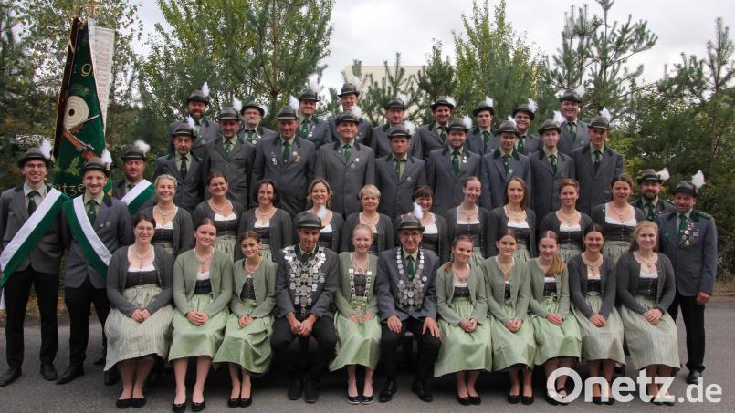 Die neu eingekleideten Schützen und Schützinnen des Schützenvereins „Grünthal“ Liebenstein sind voller Vorfreude auf den Oktoberfest-Umzug am kommenden Sonntag. Bild: kro