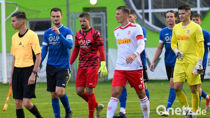 Paul Gebhard (weißes Trikot) führt den SSV Jahn Regensburg II beim Spiel in Weiden aufs Feld. Bild: Werner Franken