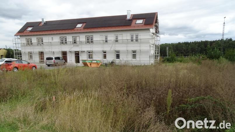 Ein Bild und zwei Geschichten: Im Hintergrund der Freihölser Bahnhof, der sich im Privatbesitz befindet und gegenwärtig mit viel Aufwand saniert wird. Bei dem Wildbewuchs vor dem Gebäude, handelt es sich um ein Grundstück, auf dem die Gemeinde Fensterbach als Eigentümer einen Kinderspieplatz bauen will. Dabei hat die Bahn allerdings ein Mitspracherecht, obwohl ihr dort nichts mehr gehört. Bild: Houschka