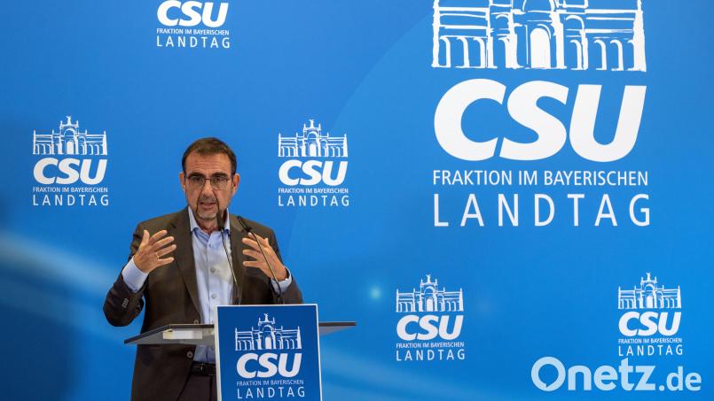 Klaus Holetschek, CSU-Fraktionsvorsitzender im Bayerischen Landtag, spricht während einer Pressekonferenz bei der Klausurtagung der CSU in Kloster Banz 2024. Die Klausur steht unter dem Motto "Bayern – Stark. Sozial. Gerecht.". Inhaltliche Schwerpunkte der Tagung sollen unter anderem Sicherheit, Wirtschaft und Pflege, sowie der Austausch mit internationalen Gästen sein. Bild: Pia Bayer/dpa