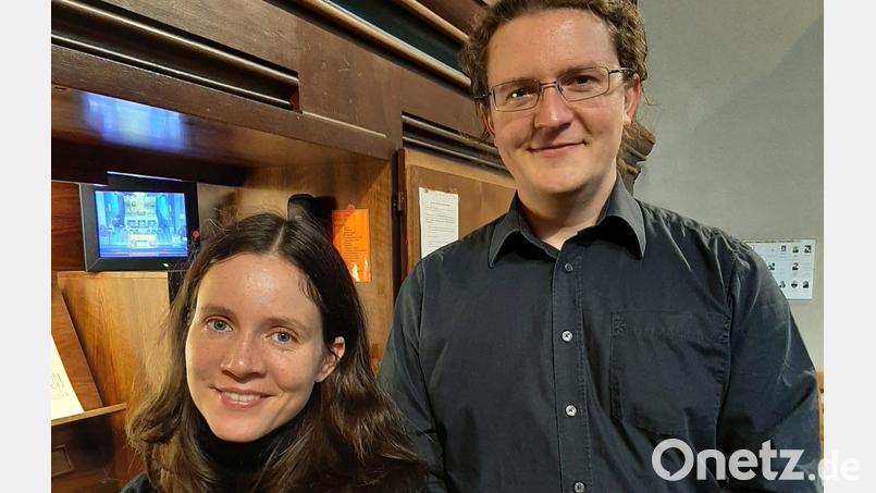 Organistin Anna-Magdalena Bukreev gestaltete zusammen mit Vorsänger und Registrant Valerij Bukreev die musikalische Mittagsandacht in St. Josef in Weiden. Bild: exb