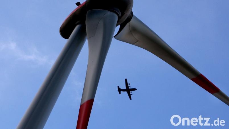 Weil sich die Bundeswehr als Träger öffentlicher Belange gegen die Windräder in und um Erbendorf ausgesprochen hat, liegen die Planungen auf Eis. Symbolbild: Karl-Josef Hildenbrand/dpa