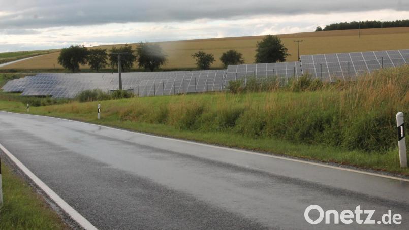 Zwischen Altenstadt bei Vohenstrauß und Obertresenfeld besteht bereits ein Solarpark. Nun plant die Firma Südwerk auf der anderen Seite der Straße ebenfalls eine Freiflächenphotovoltaikanlage. Die Details werden am Donnerstag bei einer Infoveranstaltung im Gasthaus Schloßwirt vorgestellt. Archivbild: pi