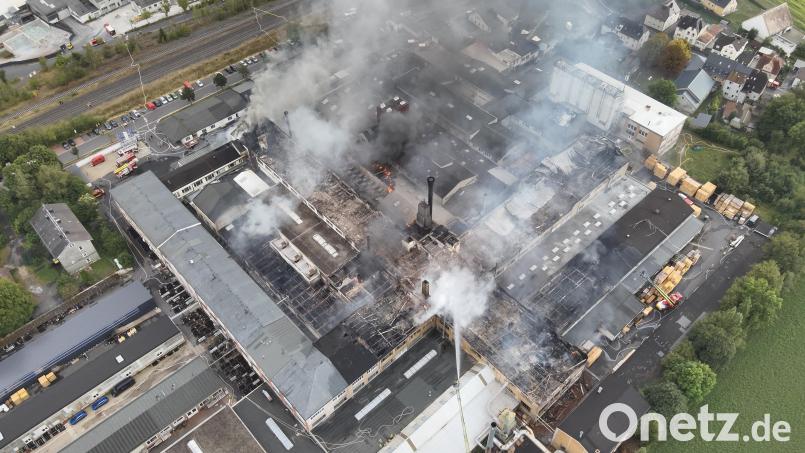 Eine Drohnenaufnahme zeigt das Gelände einer Firma in Wunsiedel, auf dem ein Großbrand ausgebrochen war. Bild: Kreisfeuerwehrverband Wunsiedel/dpa