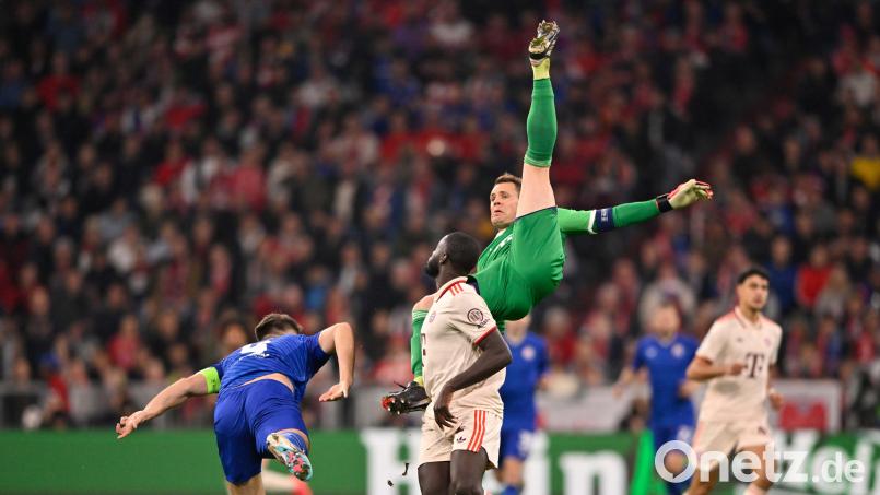 Gleich landet Bayern-Torwart Manuel Neuer krachend am Boden. Der Keeper wurde zur Pause ausgewechselt, es soll aber keine gravierende Verletzung sein. Bild: Michael Weber/Eibner-Pressefoto