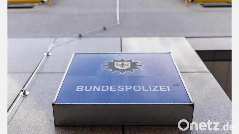 Ein Mann hat am Nürnberger Bahnhof eine mehrstündige Sperrung des Vorplatzes ausgelöst. (Symbolbild) Bild: Daniel Karmann/dpa