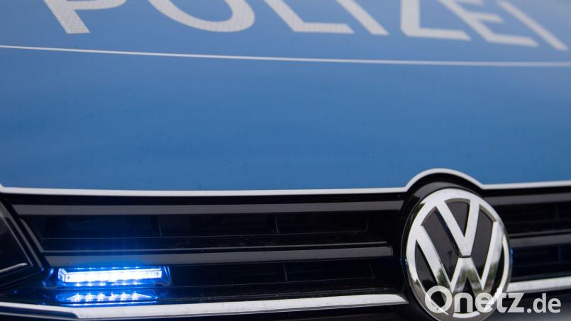 Die Polizei hat die Leiche eines Mannes in einer Lagerhalle in Straubing gefunden. Bei dem Toten handelt es sich um einen vermissten 19-Jährigen. (Symbolbild) Bild: Lino Mirgeler/dpa