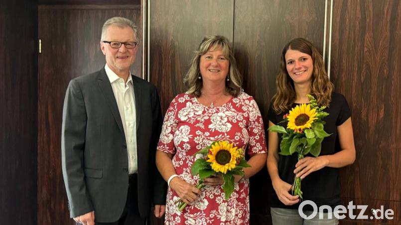 Steuerberater Gerhard Freundl ehrte die langjährigen Mitarbeiterinnen Maria Spörrer und Carina Rupprecht (von links). Bild: Steuerberatungskanzlei Gerhard Freundl/exb