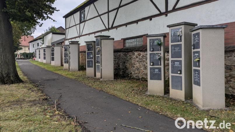 An den Urnenstelen und -wänden am Friedhof Waldsassen darf kein privater Grabschmuck abgelegt werden, heißt es in der Satzung der Stadt Waldsassen. Bild: pz