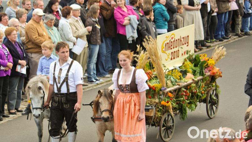 Die Gemeinde hofft auf einen ähnlich großen Erfolg beim Historischen Erntedankzug 2025 wie bei dem Event 2010 (Bild). Damals säumten unzählige Gäste die Straßen durch Kastl. Archivbild: hwk