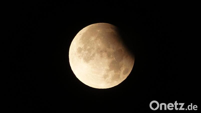 Am 18.09.2024 war von Weiden aus eine partielle Mondfinsternis zu sehen. Höhepunkt war um 4.44 Uhr. In derselben Nacht war der Vollmond ein sogenannter Supermond. Das heißt: Er befand sich auf seiner Bahn am Punkt seiner größten Erdnähe. Bild: Thomas Schaller