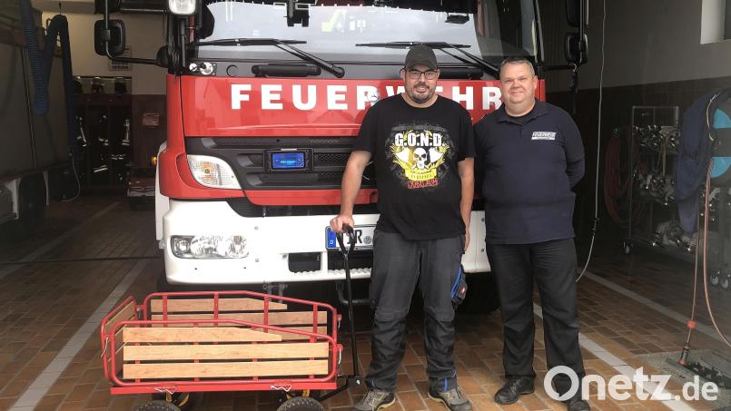 Das Team des Gastgebers, die Feuerwehr Fuchsmühl, wird von Roland Oppl (links) betreut, der bei seiner Arbeit von David Häckl unterstützt wird. Bereit steht seit geraumer Zeit der Bollerwagen, in dem der Getränkeproviant für das Fuchsmühler Team Platz finden wird. Verantwortlich für die Organisation ist Kommandant Christian Thinschmied (rechts). Bild: wro
