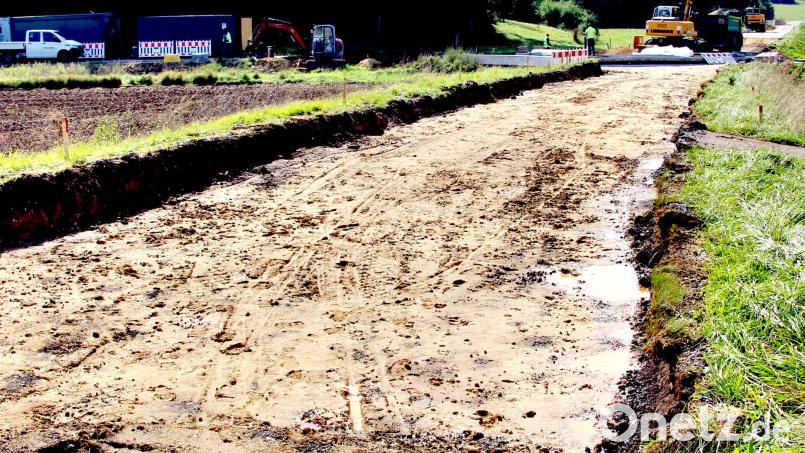 Bei der Erneuerung der Fahrbahn im Bereich der neuen Reinbachbrücke wird im Etzelwanger Ratsgremium eine Kostensteigerung für die Gemeinde befürchtet. Bild: ds