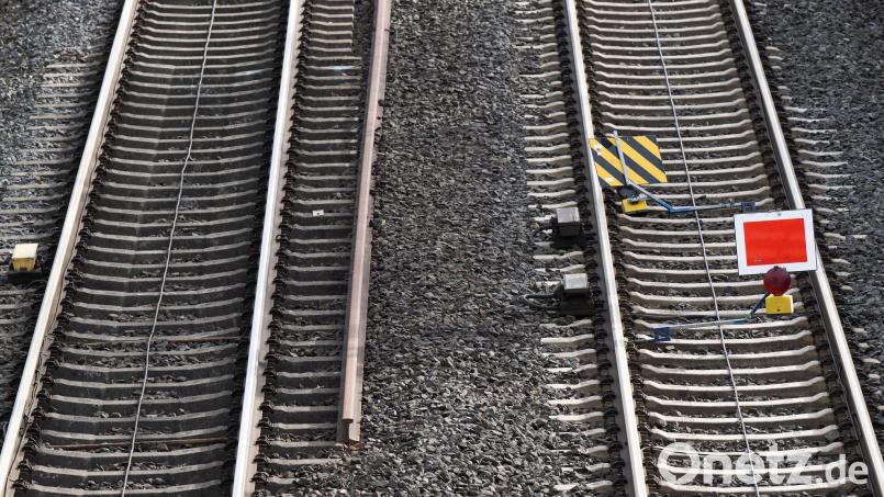 An einem Bahnübergang ist eine Seniorin von einem Zug erfasst worden und gestorben. (Symbolbild) Bild: Sebastian Gollnow/dpa