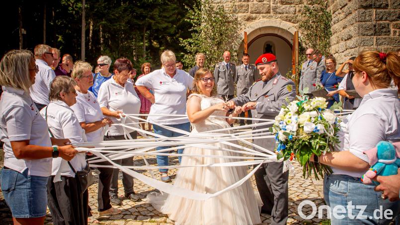Jasmin Firneis-Kelch und Tobias Firneis wurden nach der kirchlichen Trauung herzlich empfangen. Bild: sml