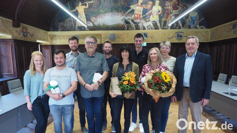 Arbeitsjubiläen, Ausbildungsabschlüsse und Abschiede im Auerbacher Rathaus: (vorne, von links) Patrick Hamerla, Arno Schwemmer, Margit Ebner, Ingrid Hofmann und Bürgermeister Joachim Neuß. Bild: kek