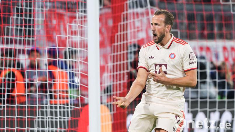 Harry Kane zeigt's an: Seht her, drei habe ich schon gemacht. Später folgte noch sein vierter Treffer. Bild: Peter Kneffel/dpa