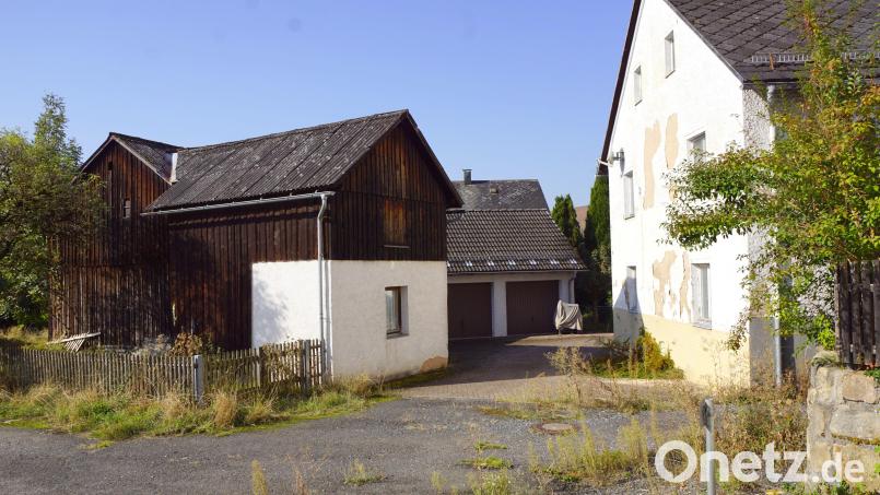 Das Riedlanwesen auf dem Speckermühlplatz wird bald der Vergangenheit angehören. Das Wohnhaus, der Stadel und die beiden dazwischenliegenden Garagen sollen ab Mitte November abgebrochen werden. Bild: bkr