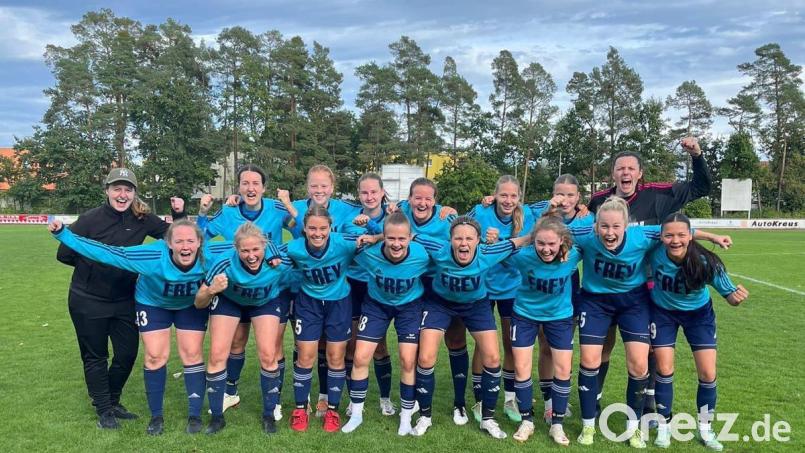 Die Frauen den SV Neusorg nach dem 2:0-Sieg gegen die SpVgg Erlangen am vergangenen Wochenende. Weil die Konkurrenz patzte, steht man jetzt allein auf dem ersten Platz der Landesliga Nord. Bild: Johannes Hasenfürter