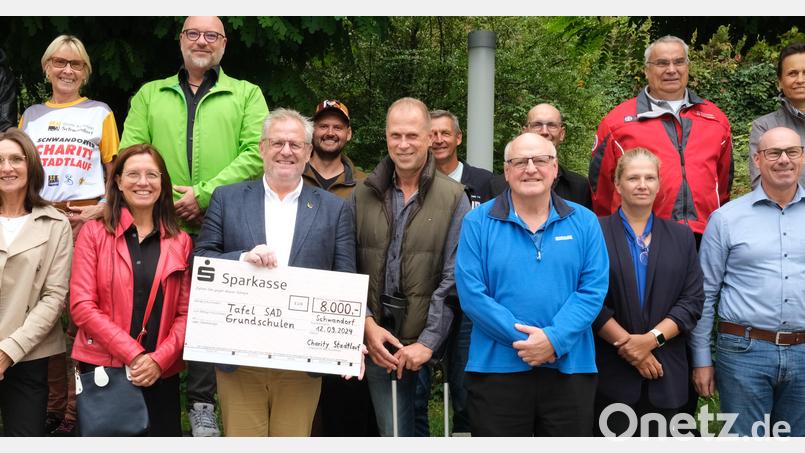Oberbürgermeister Andreas Feller (mit Scheck) und Stadtverbandsvorsitzende Karin Frankerl (links neben ihm) überreichten die Spenden an Christoph Imbach (rechts neben dem OB) und die Schulvertreter. Bild: Hirsch