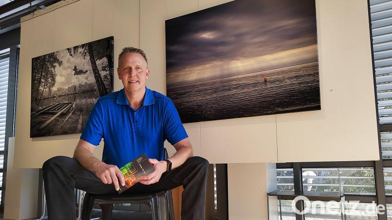 Robert Christ aus Waldsassen vor Landschaftsfotos in der Galerie Goller in Selb. Bild: Ralf Sziegoleit