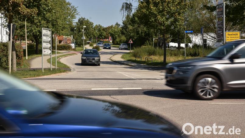 Der Kanal unter der Sebastian-Kneipp-Straße (Bildmitte, Hintergrund) in Haselmühl ist zu klein. Ein Tausch der Abwasserleitung ist teuer – nicht zuletzt, weil dafür ein Schwenk in die Vilstalstraße (Vordergrund) eingebaut werden müsste, damit diese befahrbar bleibt. Bild: Stephan Huber