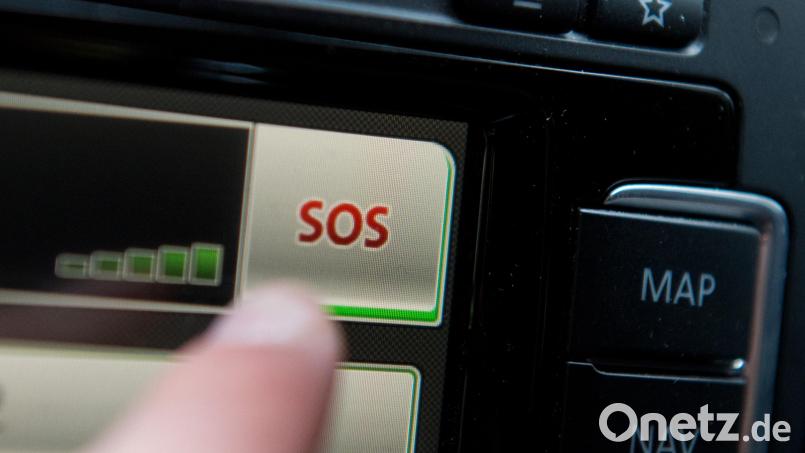 Moderne Fahrzeuge können bei Unfällen automatisch Notrufe absetzen. Über Tasten (Bild) kann das auch manuell erfolgen, etwa bei gesundheitlichen Problemen eines Insassen. Archivbild: Julian Stratenschulte/dpa