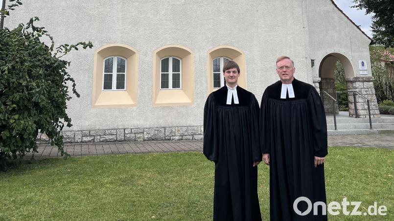 Zwei evangelische Pfarrer aus dem Landkreis Amberg-Sulzbach, deren Vorgesetzter ab 2025 in Bayreuth sitzt: (von links) Michael Herán und Horst Kurz vor der Christuskirche in Auerbach. Bild: hdk