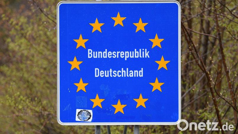 Auf ein Verkehrszeichen mit der Aufschrift &quot;Bundesrepublik Deutschland, hat es ein bislang unbekannter Dieb am Grenzübergang Bärnau abgesehen. Symbolbild: Angelika Warmuth/dpa