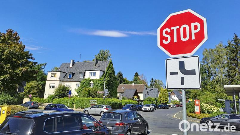 Damit Rettungsfahrzeuge möglichst ungehindert Richtung Notaufnahme weiterkommen, wurde die Jean-Paul-Straße zur abknickende Vorfahrtsstraße deklariert. Bild: Brigitte Gschwendtner/fph
