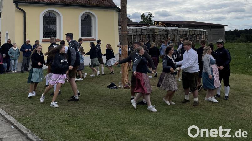 Bei kühlen Temperaturen tanzten die Paare in Egelsheim den Baum aus. Bild: vib