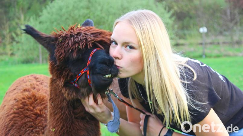 Leila Smekal und eines ihrer flauschigen Familienmitglieder. Der Eindruck sollte nicht täuschen: Im Allgemeinen sind Alpakas keine Kuscheltiere. Bild: Evi Wagner
