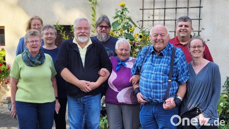 Gratulationscour in Schöpfendorf: (von rechts): Enkelin Sandra, Bürgermeister Dieter Dehling, Bruder Fritz, Jubilarin Frieda Dehling, Enkel Marco, der Vorsitzende des Gartenbauvereins Illschwang, Wolfgang Stowasser, Tochter Anneliese, Schwiegertochter Brigitte und Ulrike, eine gute Freundin aus Gehrsricht. Bild: no