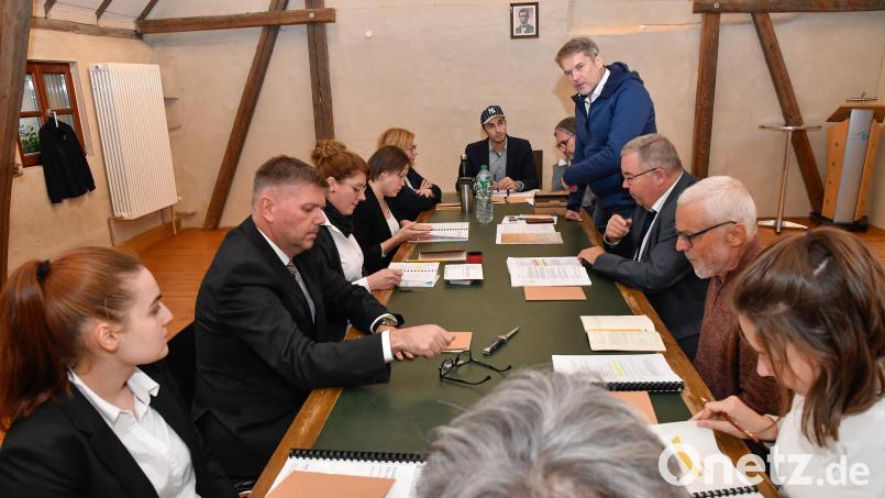 Noch fehlen die Zuschauer: Die Buchbergbühne probt „Die zwölf Geschworenen“ im Kulturstadel in Schnaittenbach. Bild: Petra Hartl