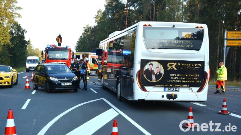 Am Donnerstagmorgen wurden zahlreiche Einsatzkräfte zu einem Unfall mit einem Schulbus auf der B15 zwischen Tirschenreuth und Mitterteich gerufen. Der Unfall endete glimpflich. Bild: jr