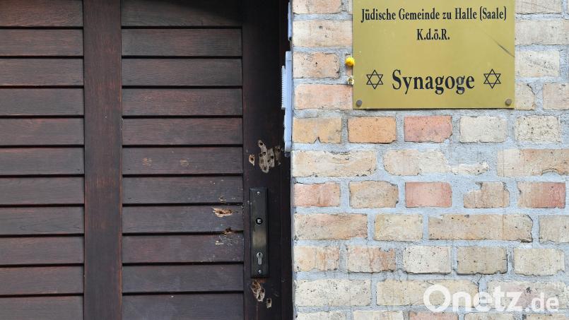 Nach dem Angriff eines rechtsextremen Täters am 9. Oktober 2019 sind noch die Einschusslöcher an einer Tür zur Synagoge in Halle zu sehen. Es war der Versuch eines Massenmordes an Juden am Feiertag Jom Kippur. Gegen den zunehmenden Antisemitismus wollen Kathrin Birner und Stefan Dietl mit einer Veranstaltungsreihe ein Zeichen setzen. Bild: Hendrik Schmidt/dpa
