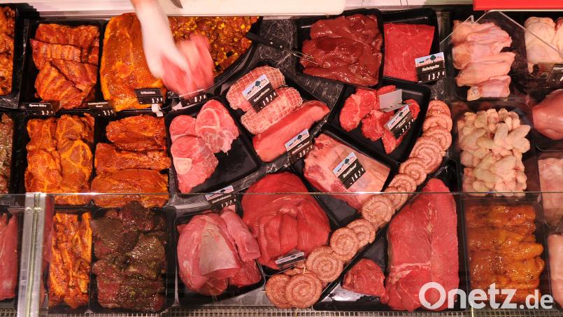 Wird es in den nächsten Jahren immer noch lange Schlangen an den Frischetheken der Supermärkte geben oder wird Fleisch in Zukunft zur Seltenheit? Symbolbild: Julian Stratenschulte/dpa