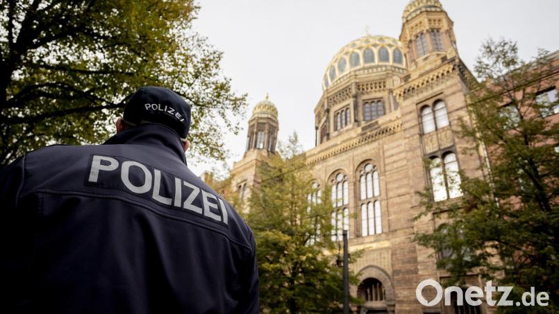 Mit der Krise nach dem Hamas-Massaker in Israel nehmen auch in Deutschland antisemitische Äußerungen zu. Weil auch Anschläge befürchtet werden, musste der Schutz jüdischer Einrichtungen (im Bild die Neue Synagoge in Berlin) verstärkt werden. Symbolbild: Christoph Soeder/dpa
