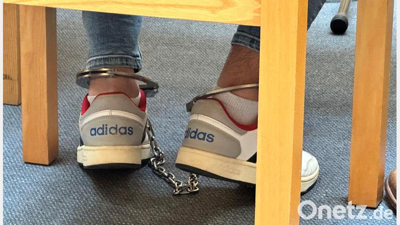 Der 29-Jährige wurde aus einer Justizvollzugsanstalt in den Gerichtssaal gebracht. Er trug eine Fußfessel. Bild: Stefanie Kraus