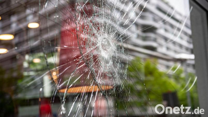 Eine kaputte Scheibe und erheblichen Schaden haben Unbekannte in Amberg hinterlassen. Symbolbild: Paul Zinken/dpa