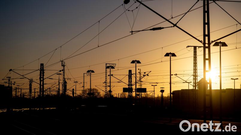 Oberleitungen an einem Bahnhof. Bis es in der Region so weit ist, werden noch Jahre vergehen. Die Vorbereitungen für die Bahnstrom-Trassen laufen. Bild: Hauke-Christian Dittrich/dpa