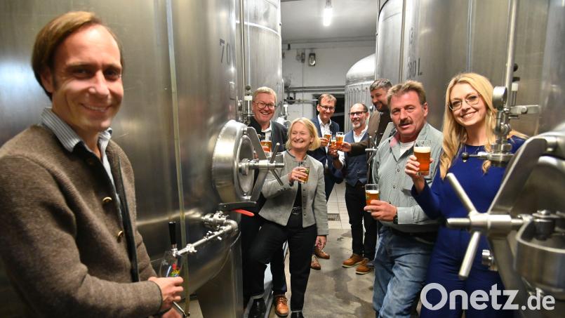 Im kühlen Lagerkeller der Brauerei Kummert zapfte Franz Kummert (links) die ersten Gläser Dultbier ab, damit sich die Ehrengäste um Oberbürgermeister Michael Cerny (Zweiter von links) und Festwirt Reinhard Reinhard Gschrey (Zweiter von rechts) vom Geschmack überzeugen konnten. Bild: gf