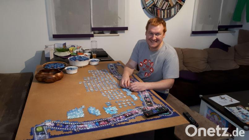 Für die Arbeit an den Teilen seines Riesen-Puzzles legte Holger Herrmann eine eigens gekaufte Spanplatte auf den Wohnzimmertisch. Bild: Holger Herrmann