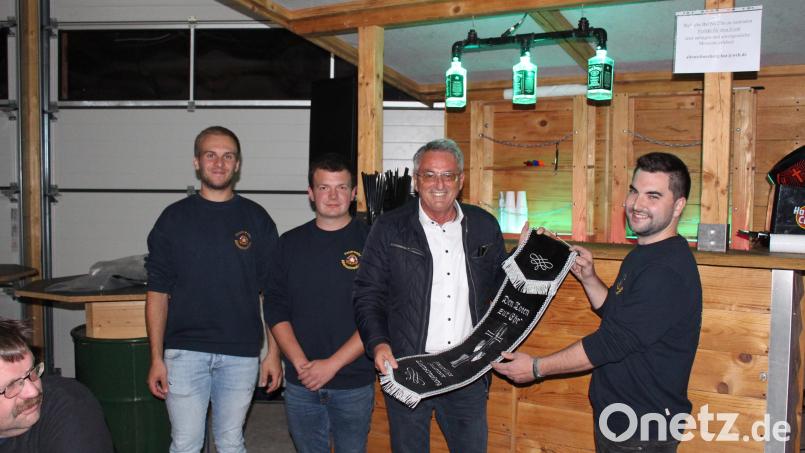 Das Trauerband der Gemeinde Tiefenbach für die Vereinsfahne überreichte Bürgermeister Ludwig Prögler beim Festabschluss an Vorstand Alexander Horn. Bild: nis