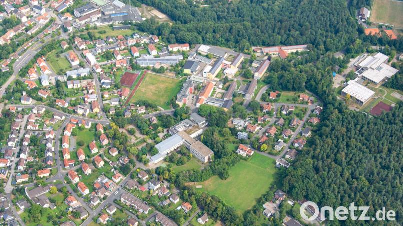 Der Stadtrat in Neustadt senkt den Hebesatz für die Grundsteuer – trotzdem müssen viele Bürger wohl tiefer in die Tasche greifen. Luftbild: mür