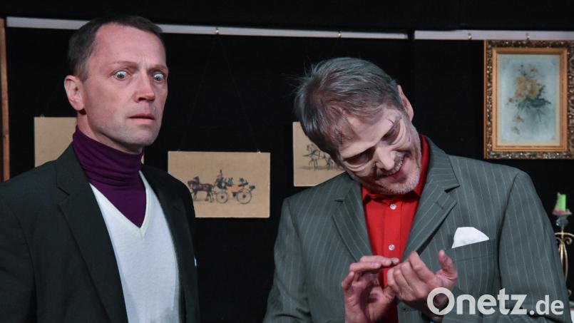 Die Mimik der Akteure – hier Stefan Kumeth (links) und Stefan Reindl – der Freilichtbühne am Buchberg ist heuer, bei &quot;Arsen und Spitzenhäubchen&quot;, ganz großes Kino . Bild: Stephan Huber