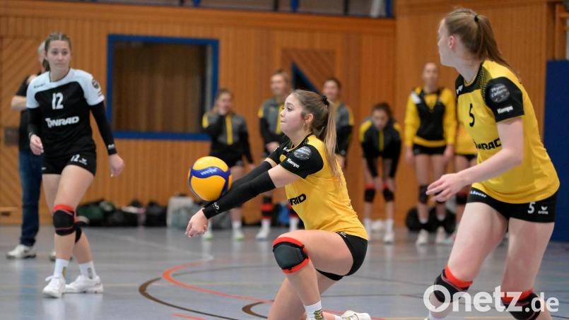 Tolle Ballannahme durch Lorena Tilgen (Mitte/Szene aus einem früheren Spiel): Tilgen ist neue Kapitänin. Archivbild: Hubert Ziegler