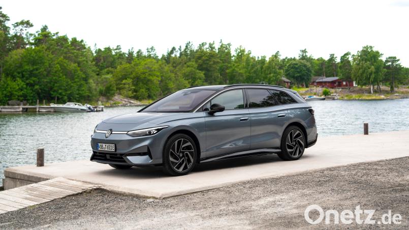 Langgestreckt? Optisch vielleicht, doch der Tourer ist genauso lang wie die Limousine. Bild: Volkswagen AG/dpa