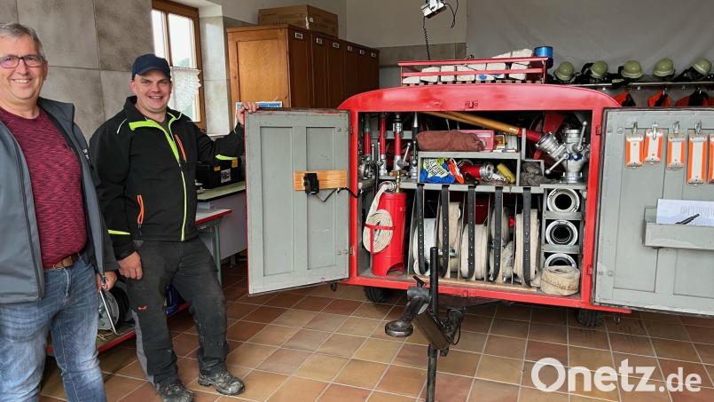Da schaut&#039;s: Bestens ausgerüstet. Feuerwehr-Vorsitzender Peter Böckl (links) und Kommandant Albert Haas präsentieren Lösch-Anhänger. Bilder vom letzten Einsatz gibt es nicht. Bild: ihl