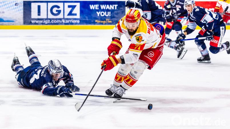 Tiefflieger Fabian Ribnitzky (links) und die Blue Devils Weiden werden am Wochenende alles reinhauen, um die ersten Punkte in der DEL2 einzufahren. Bild: Tobias Neubert